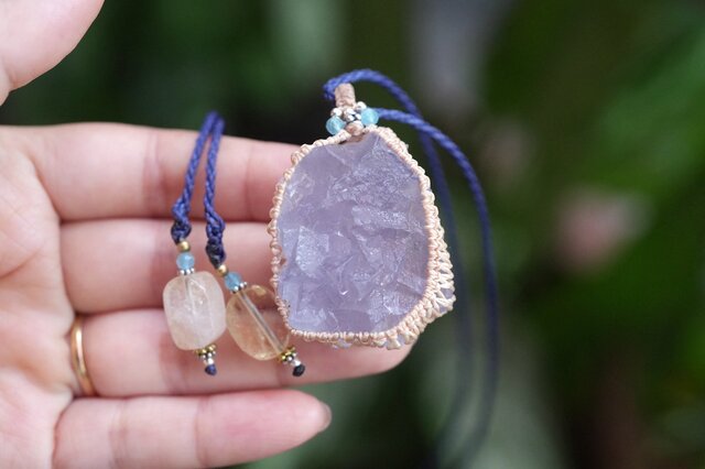 ダイナミック☆ブルーフローライト原石 マクラメネックレス1882