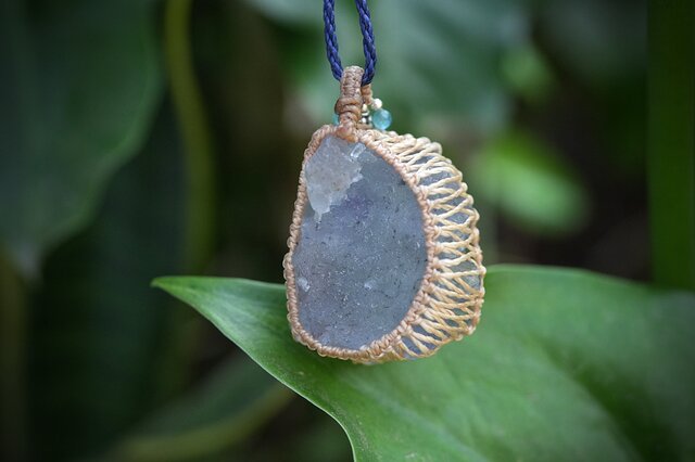 ダイナミック☆ブルーフローライト原石 マクラメネックレス1882