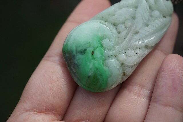 稀少翡翠彫刻 手彫り 手彫り彫刻 大粒☆ミャンマー翡翠 シンプルペンダント 2090 | iichi