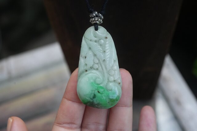 手彫り彫刻 大粒☆ミャンマー翡翠 シンプルペンダント 2090 | iichi