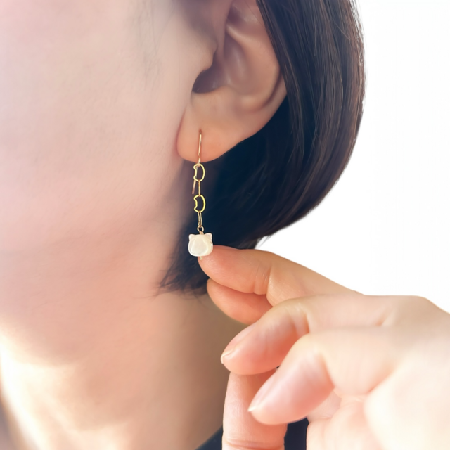 まいにち猫パレード！｜ 揺れるシェル猫｜猫チェーンピアス