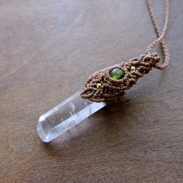 ペリドット（アメリカ産）水晶ポイント原石 （ブラジル産）マクラメ