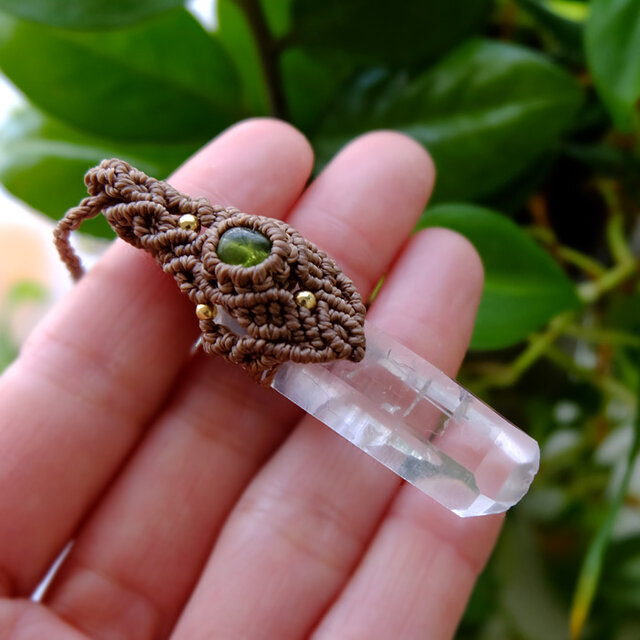 ペリドット（アメリカ産）水晶ポイント原石 （ブラジル産）マクラメ