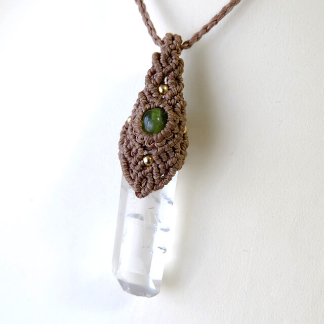 ペリドット（アメリカ産）水晶ポイント原石 （ブラジル産）マクラメ