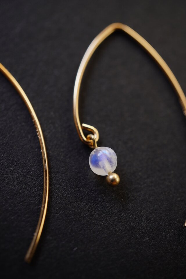 ちか☺︎ 1点作品☆ レインボームーンストーンピアス 天然石ピアス【レインボームーンストーン】 - メルカリ