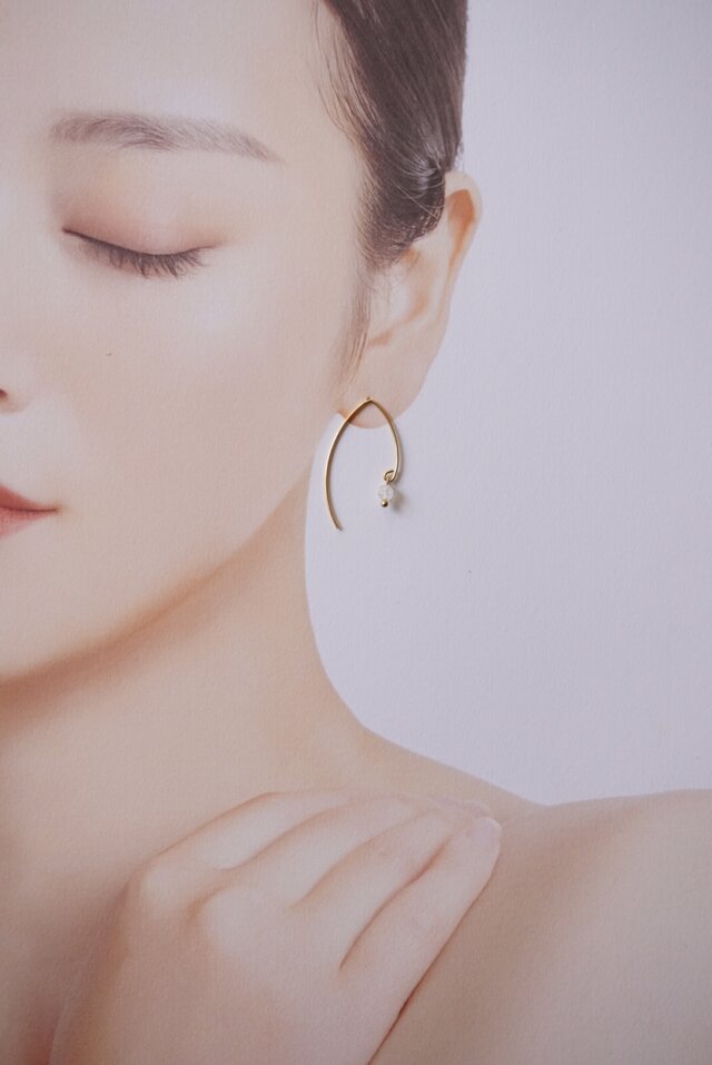 ちか☺︎ 1点作品☆ レインボームーンストーンピアス 7a2d5113936cd3d52126c4a72c952f