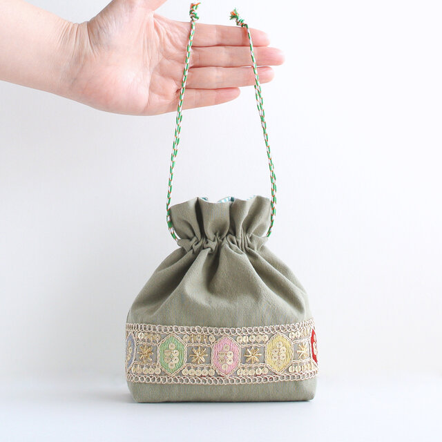 インド刺繍リボンのマチのある巾着ポーチ グリーン | iichi 日々の
