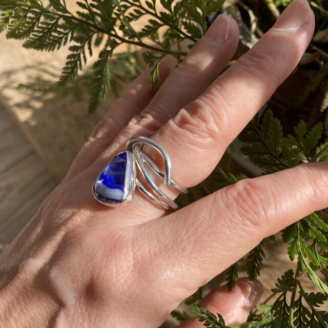 ガラスの鉱石のリング/950silve・槌目・紺ガラス#12 | iichi 日々の