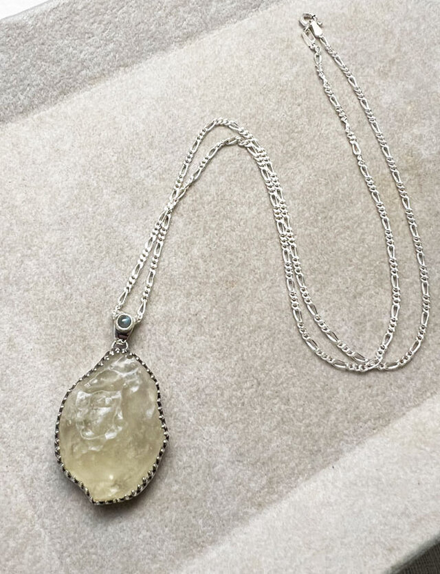 リビアングラス原石とアレキサンドライトのペンダント | iichi 日々の