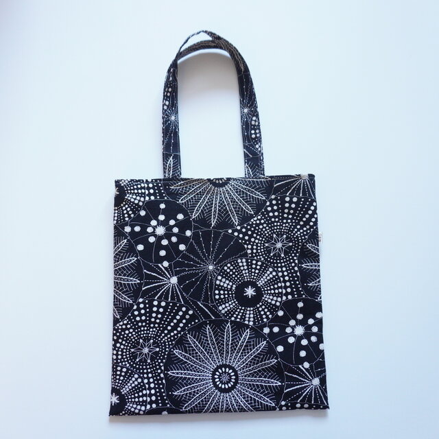 フラットトートバッグ 肩かけ ウニ殼モノトーン | iichi 日々の暮らし