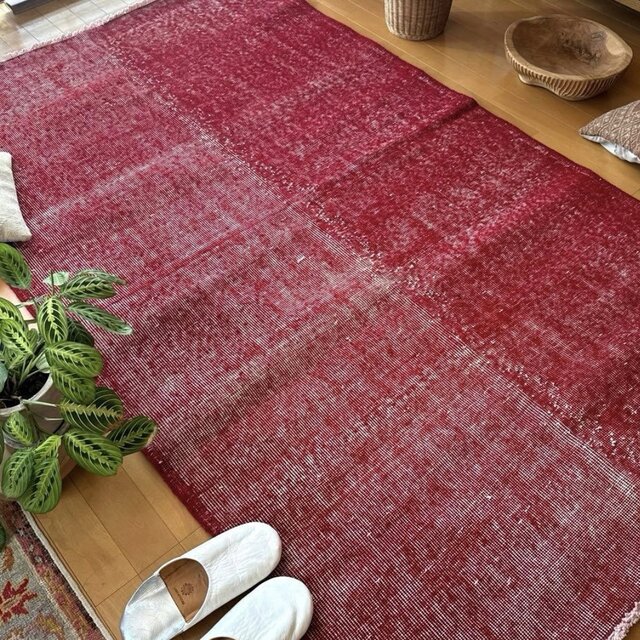 トルコ　ヴィンテージ ラグ　可愛い赤ラグ 121×205 レッドオーバーダイ ワンカラーラグ トルコヴィンテージラグ