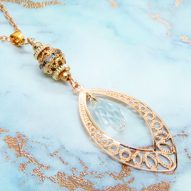 ゴールドカラーのティアドロップ（しずく型）のネックレス ガラス