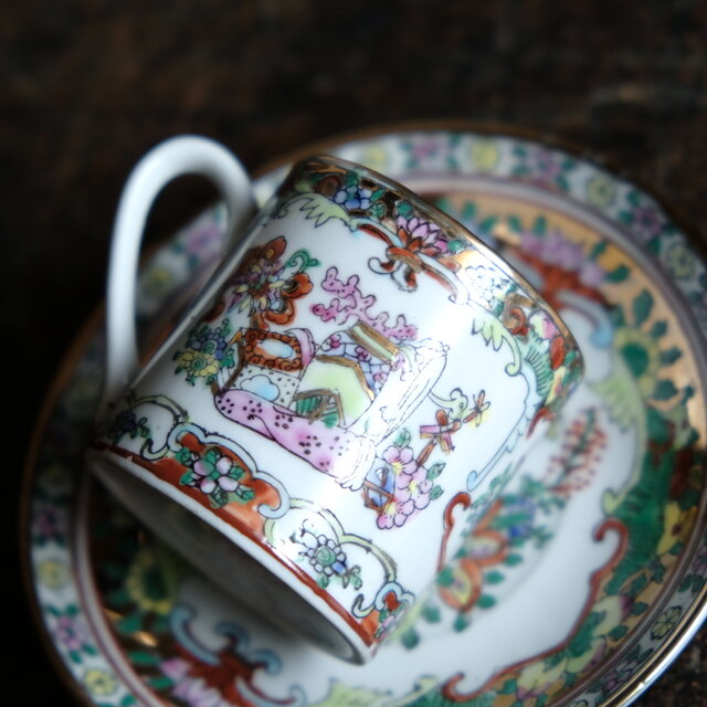 花籠と蝶々と花瓶◇中国廣彩 色絵金彩デミタスカップ＆ソーサー