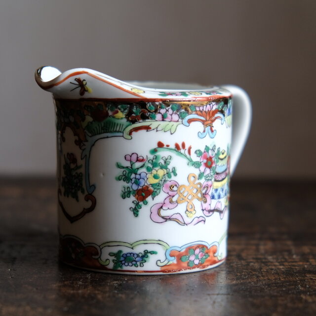シノワズリ　中国　清朝後期　アンティーク　白磁漢詩彫り　複数落款　急須 花籠と蝶々と花瓶◇中国廣彩 色絵金彩ミルクピッチャー チャイナレトロ