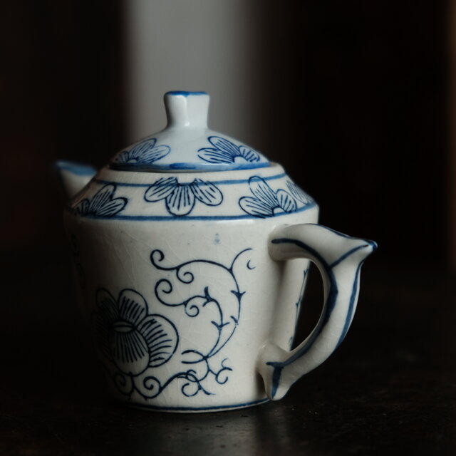 乾隆年製◇中国産 花唐草文染付小ぶり急須 煎茶茶器 中国茶 インテリア