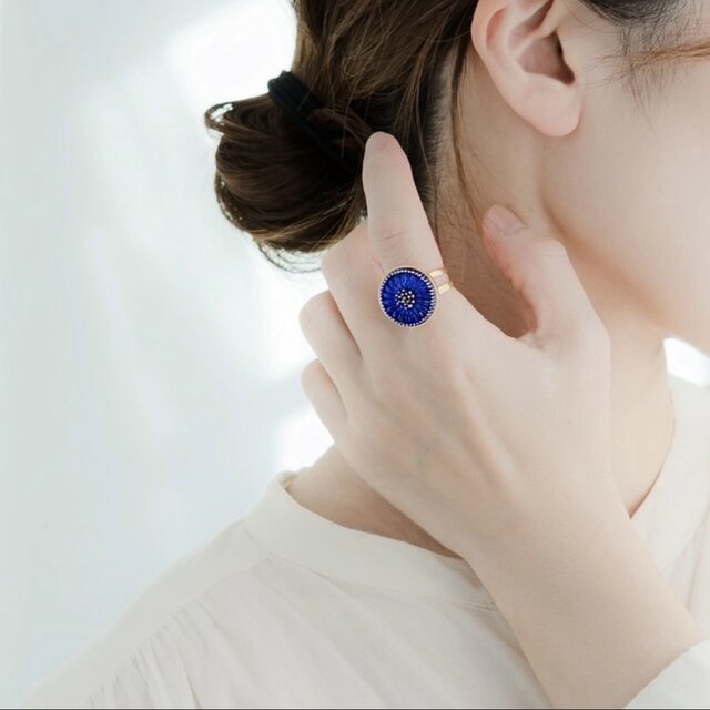深い青のチェコガラスボタンリング｜花モチーフ・フリーサイズ | iichi