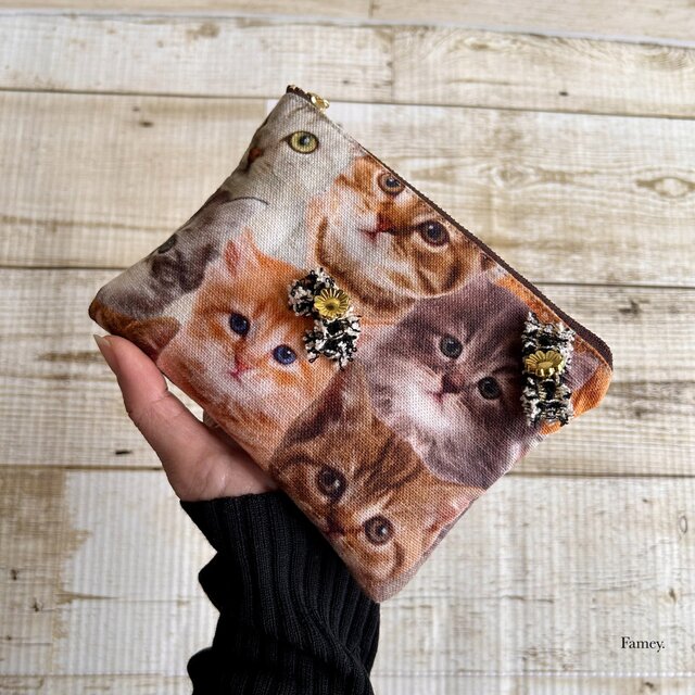 大人かわいい猫ちゃんたちのフラットポーチ(ポケットティッシュサイズ