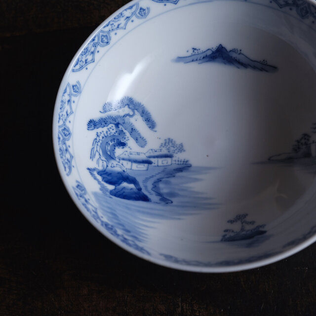 素朴な風景図◇縁はオリエンタルな文様。瀬戸焼 時代染付印判大鉢 碗