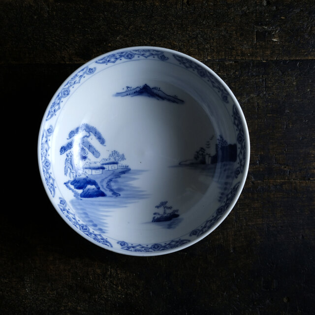 素朴な風景図◇縁はオリエンタルな文様。瀬戸焼 時代染付印判大鉢 碗