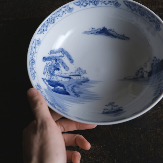 素朴な風景図◇縁はオリエンタルな文様。瀬戸焼 時代染付印判大鉢 碗