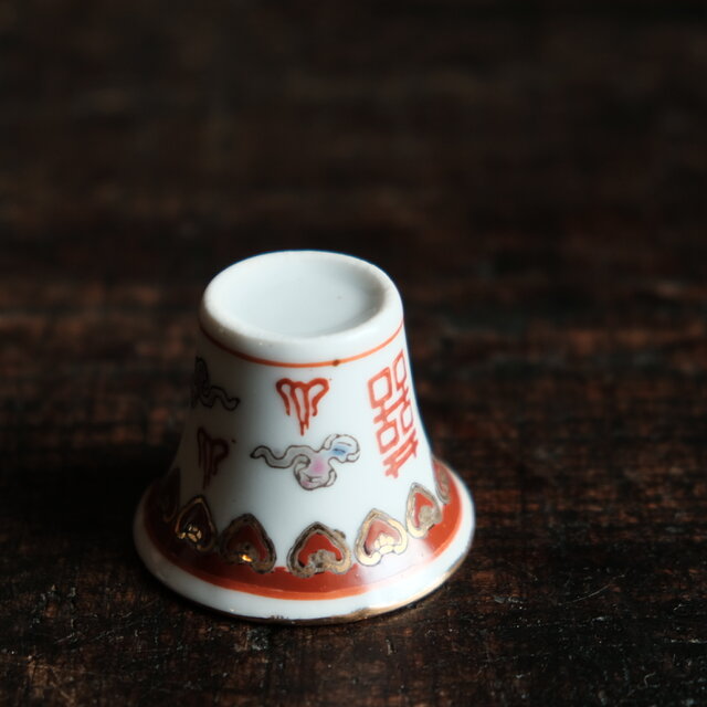 雲と漢字◇中国景徳鎮 赤絵金彩小ぶり猪口 茶杯 器 チャイナレトロ