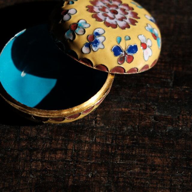 黄色に花と蝶々◇中国産 七宝焼小物入れ 香合 印合 チャイナレトロ