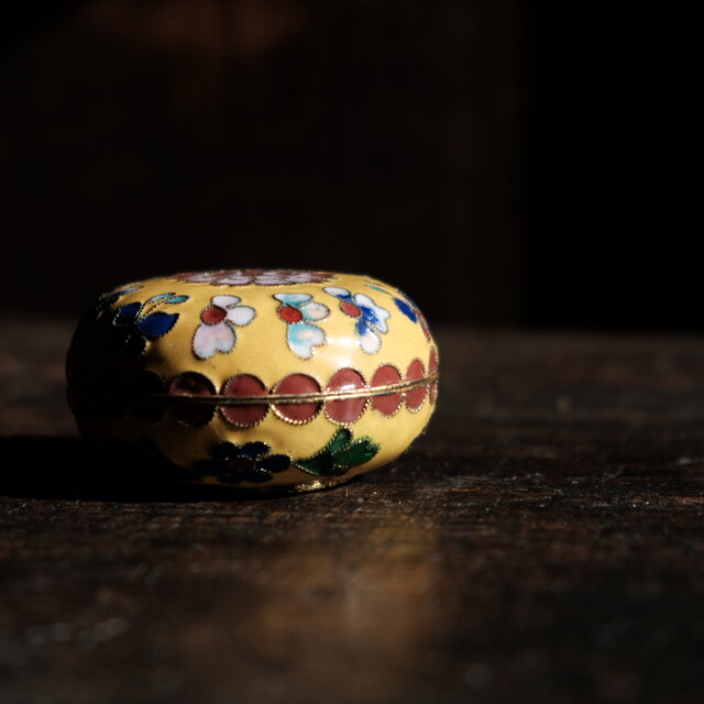 黄色に花と蝶々◇中国産 七宝焼小物入れ 香合 印合 チャイナレトロ