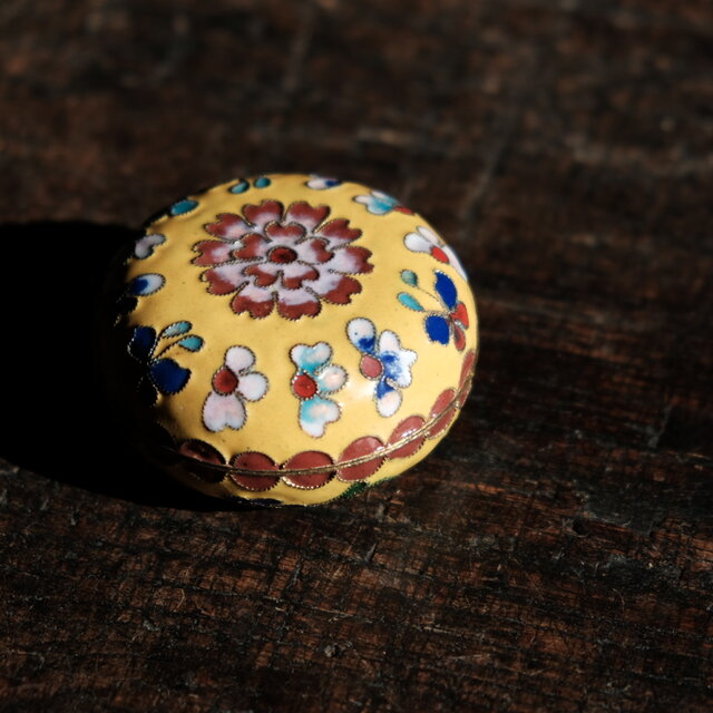 黄色に花と蝶々◇中国産 七宝焼小物入れ 香合 印合 チャイナレトロ