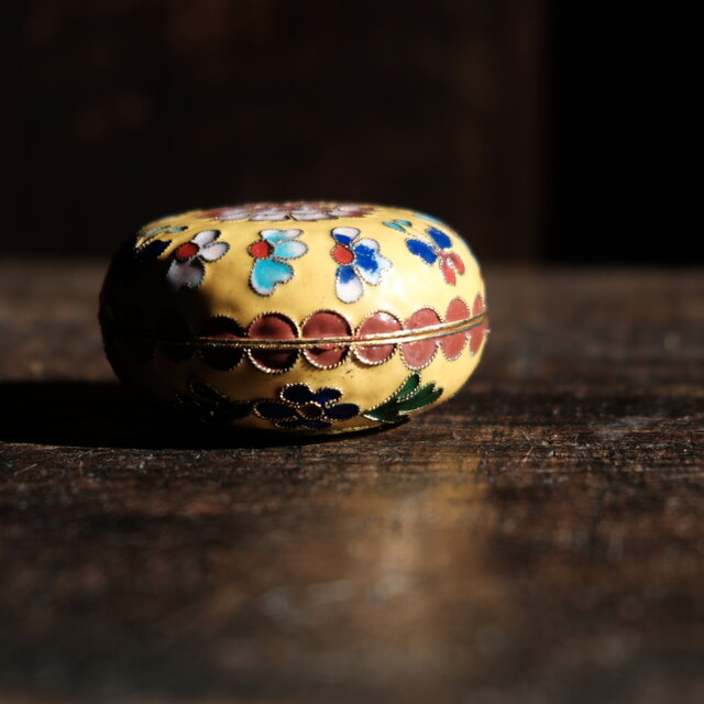 黄色に花と蝶々◇中国産 七宝焼小物入れ 香合 印合 チャイナレトロ