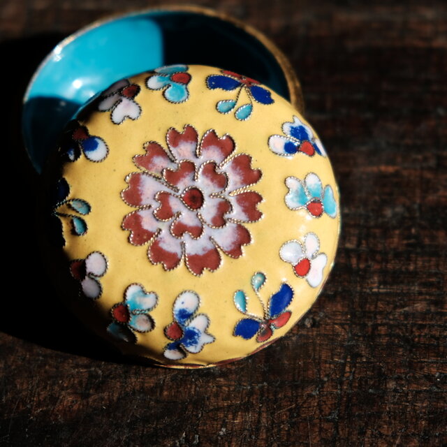 黄色に花と蝶々◇中国産 七宝焼小物入れ 香合 印合 チャイナレトロ