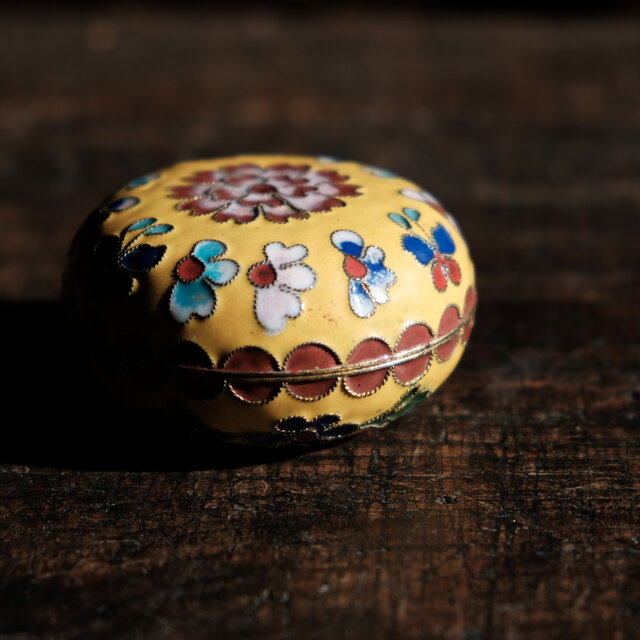 黄色に花と蝶々◇中国産 七宝焼小物入れ 香合 印合 チャイナレトロ