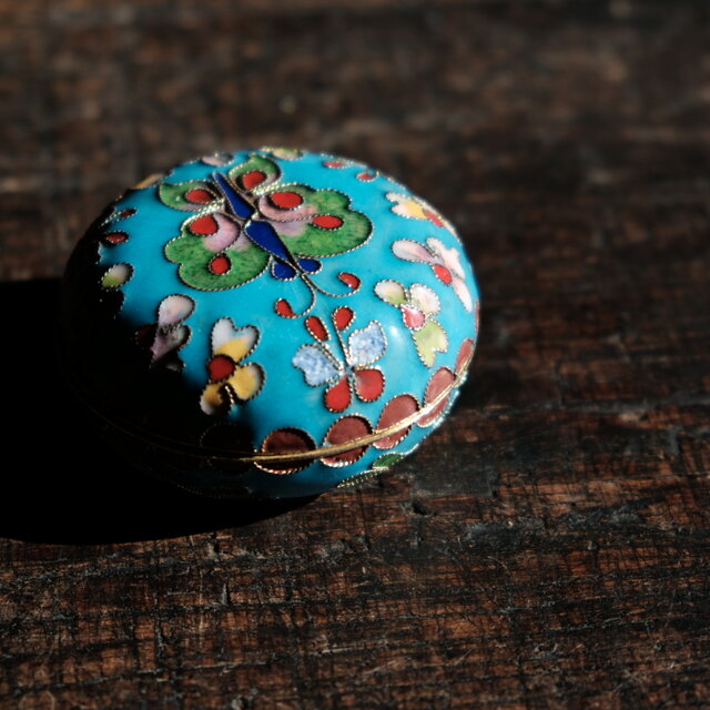 水色に花と蝶々◇中国産 七宝焼小物入れ 香合 印合 チャイナレトロ