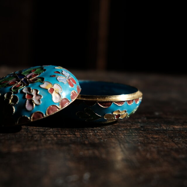 水色に花と蝶々◇中国産 七宝焼小物入れ 香合 印合 チャイナレトロ