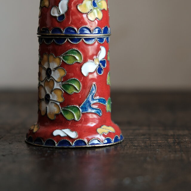 中国七宝焼赤地七宝CHRIS CELLI 蓋三足付き陶器 クリスセーリン限定品 赤に草花◇中国七宝焼 小物入れ 楊枝入れ チャイナレトロ シノワズリ