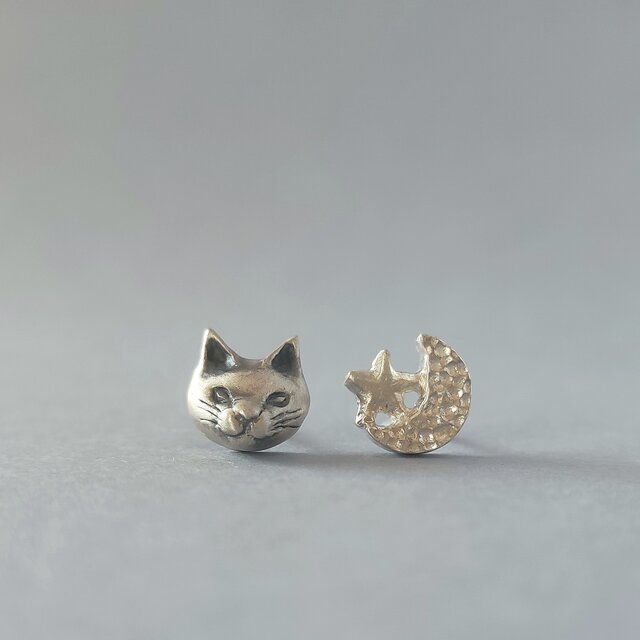 ♡ハンドメイド♡ビジューピアスorイヤリング№564月と猫アシンメトリー 受注制作】金属アレルギー対応/猫/星/月/古美仕上げ/アンティーク風
