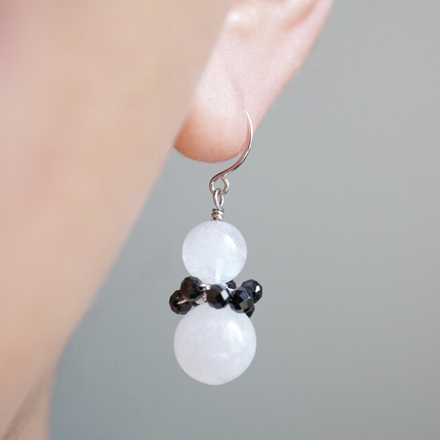 9色のマフラーを巻いた雪だるま」ピアス イヤリング 天然石 誕生石