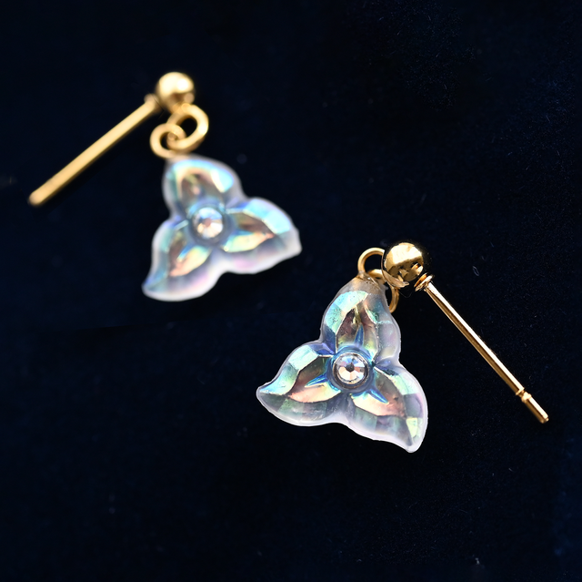 ヴィンテージガラスの揺れる透明な花ピアス／ノンホールピアス