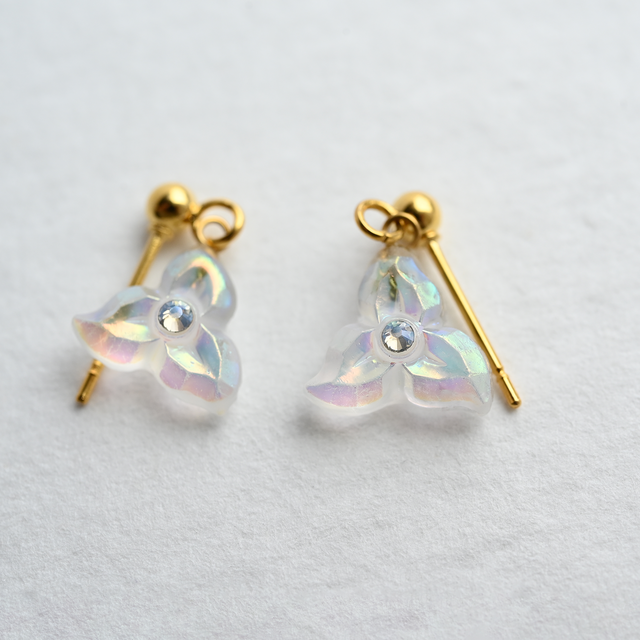 ヴィンテージガラスの揺れる透明な花ピアス／ノンホールピアス