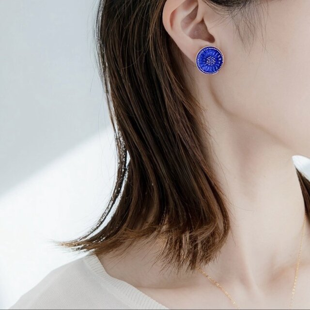 ロイヤルブルーの花模様 チェコガラスボタンのピアス（イヤリング