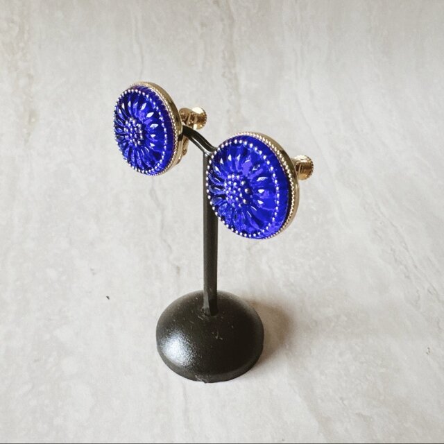 ロイヤルブルーの花模様 チェコガラスボタンのピアス（イヤリング