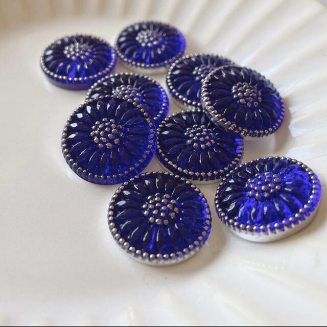 ロイヤルブルーの花模様 チェコガラスボタンのピアス（イヤリング