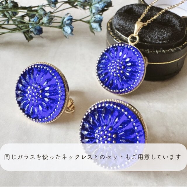 ＊ネイビーボタン　イヤリング＊ ロイヤルブルーの花模様 チェコガラスボタンのピアス（イヤリング