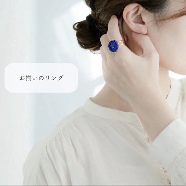 ロイヤルブルーの花模様 チェコガラスボタンのピアス（イヤリング
