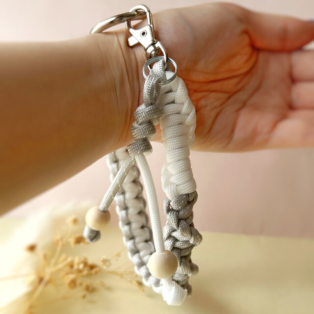 パラコード スマホストラップ ハンドストラップ バッグチャーム グレー