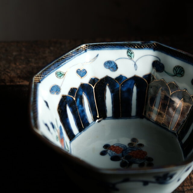 見込みに柘榴◇桃とリーフ。伊万里 染錦金彩八角鉢 骨董・antiques