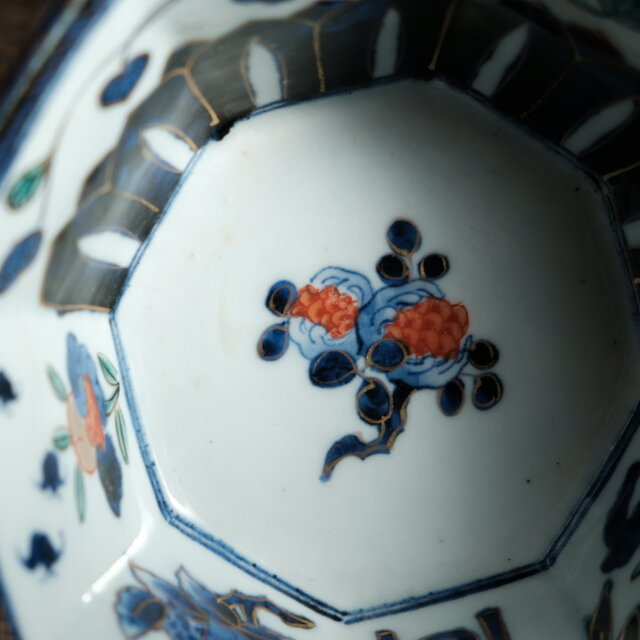 見込みに柘榴◇桃とリーフ。伊万里 染錦金彩八角鉢 骨董・antiques