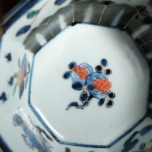 見込みに柘榴◇桃とリーフ。伊万里 染錦金彩八角鉢 骨董・antiques