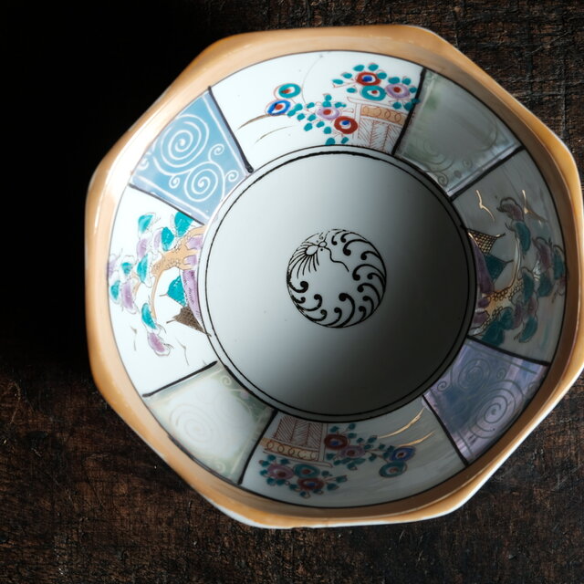 カラフルで可愛い◇見込みに龍。瀬戸焼 色絵金彩八角鉢 骨董・antiques