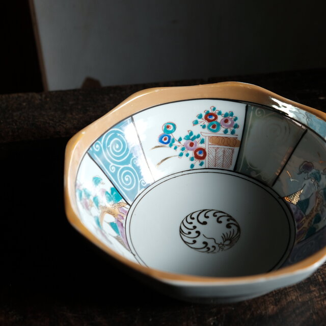 カラフルで可愛い◇見込みに龍。瀬戸焼 色絵金彩八角鉢 骨董・antiques