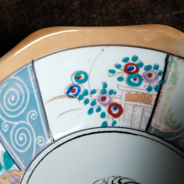 カラフルで可愛い◇見込みに龍。瀬戸焼 色絵金彩八角鉢 骨董・antiques